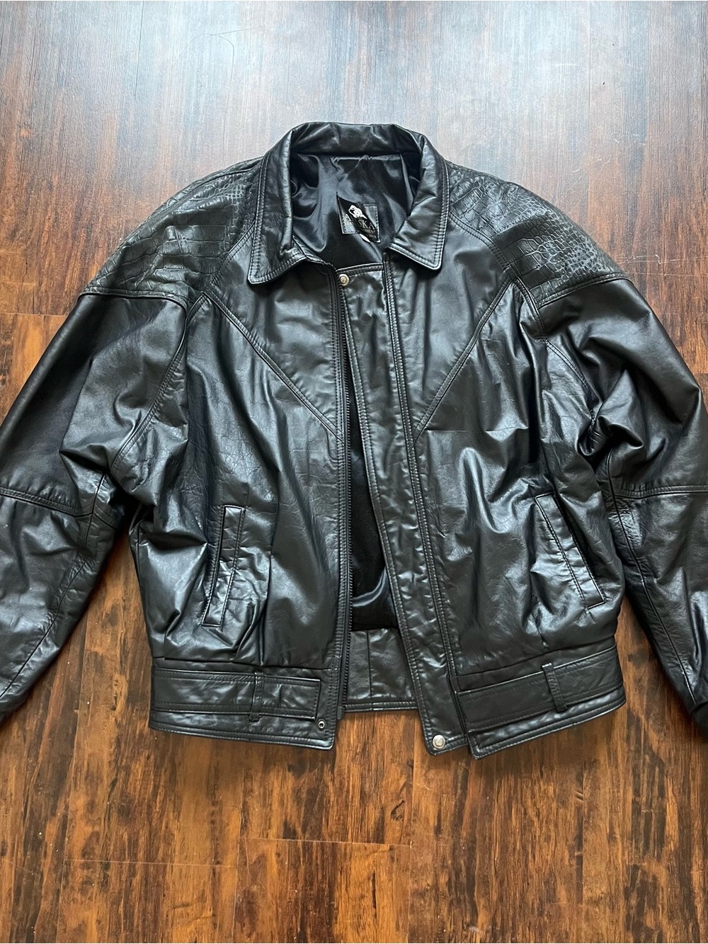 Vintage Men's Black Leather Bomber Jacket with Textured Shoulder Panels